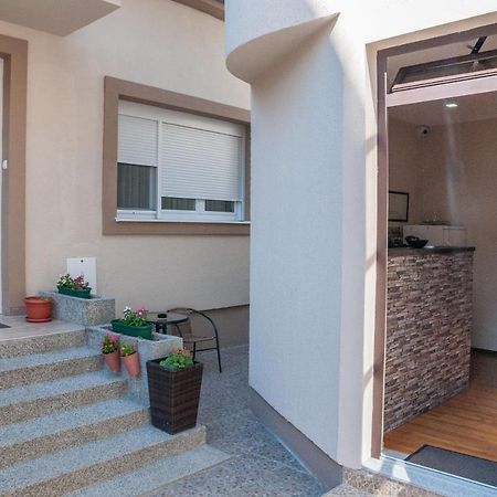 מוסטר Villa Prestige מראה חיצוני תמונה